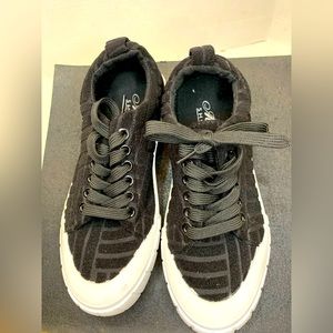 SPIRIT Mata Shoes Black w White Sole. Size 7. Excellent Condition.